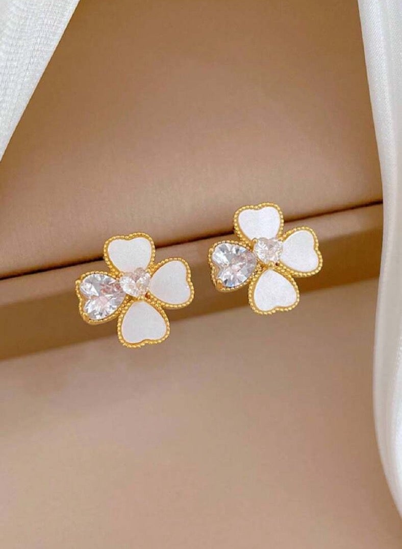 جوليري بالاس طقم اكسسوارات قلادة وحلق نسائي من الاستانلس ستيل المطلي باللون الذهبي - Image 3