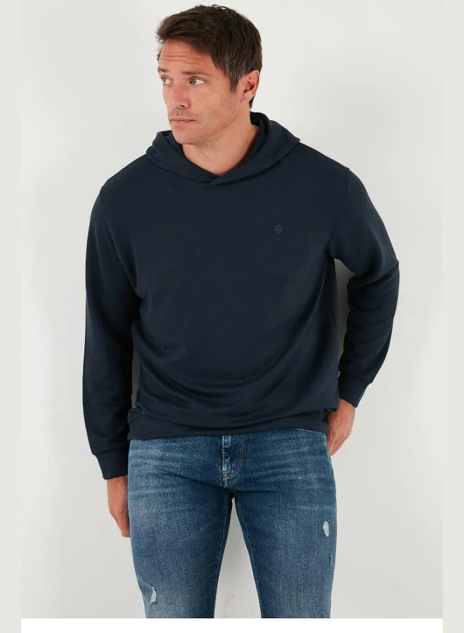 بوراتي بلوزة رجالي بقلنسوة من بوراتي بنسيج ناعم ومقاس مريح