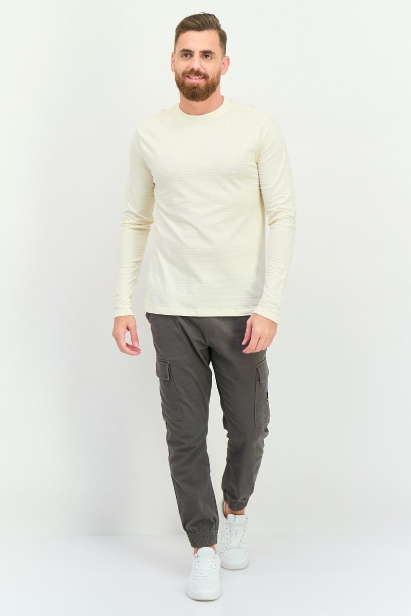 Company Eighty One تي شيرت رجالي بأكمام طويلة وياقة دائرية بشعار العلامة التجارية، كريمي - Image 4