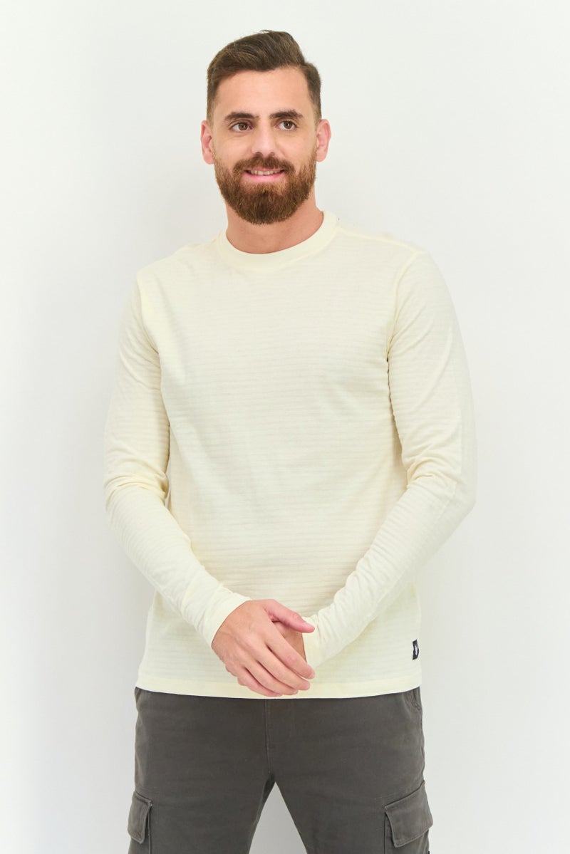 Company Eighty One تي شيرت رجالي بأكمام طويلة وياقة دائرية بشعار العلامة التجارية، كريمي - Image 1