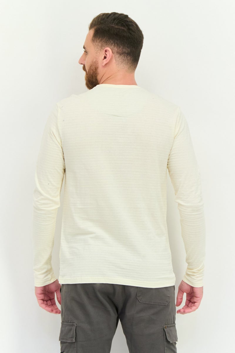Company Eighty One تي شيرت رجالي بأكمام طويلة وياقة دائرية بشعار العلامة التجارية، كريمي - Image 3