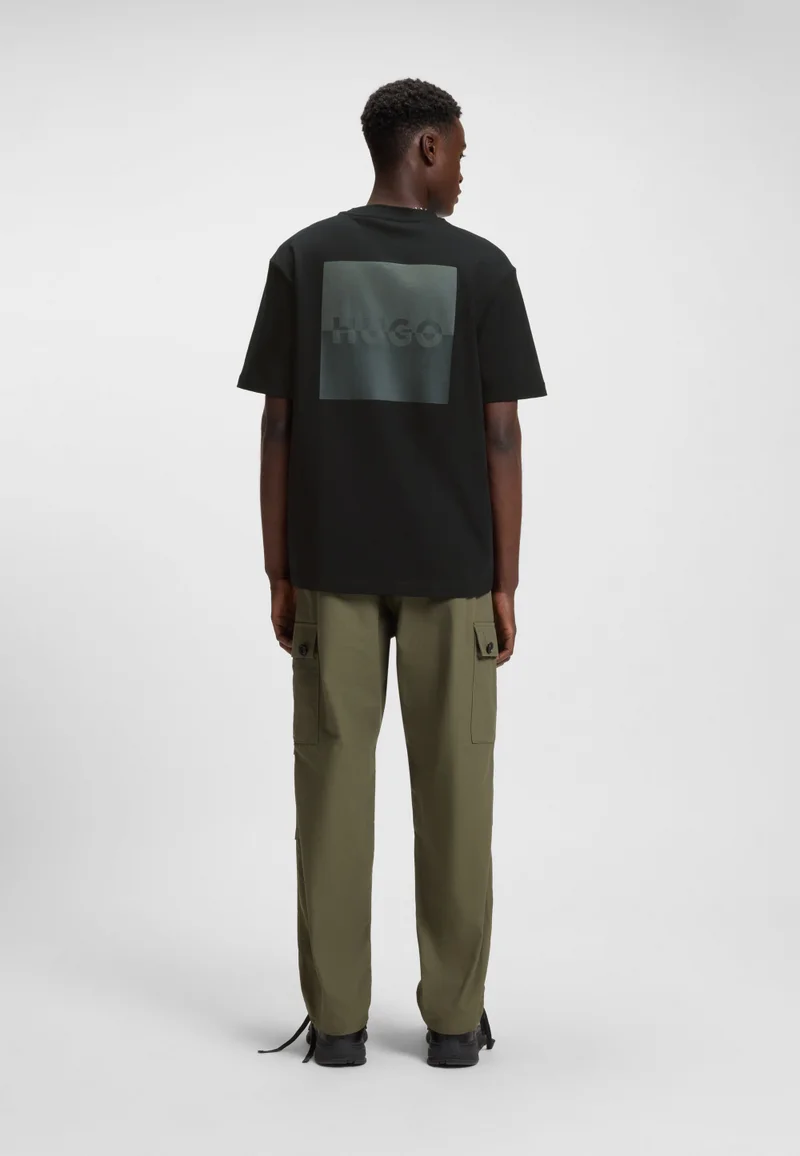 هوجو تيشيرت قطن بقصة مريحة وشعارات مقسومة