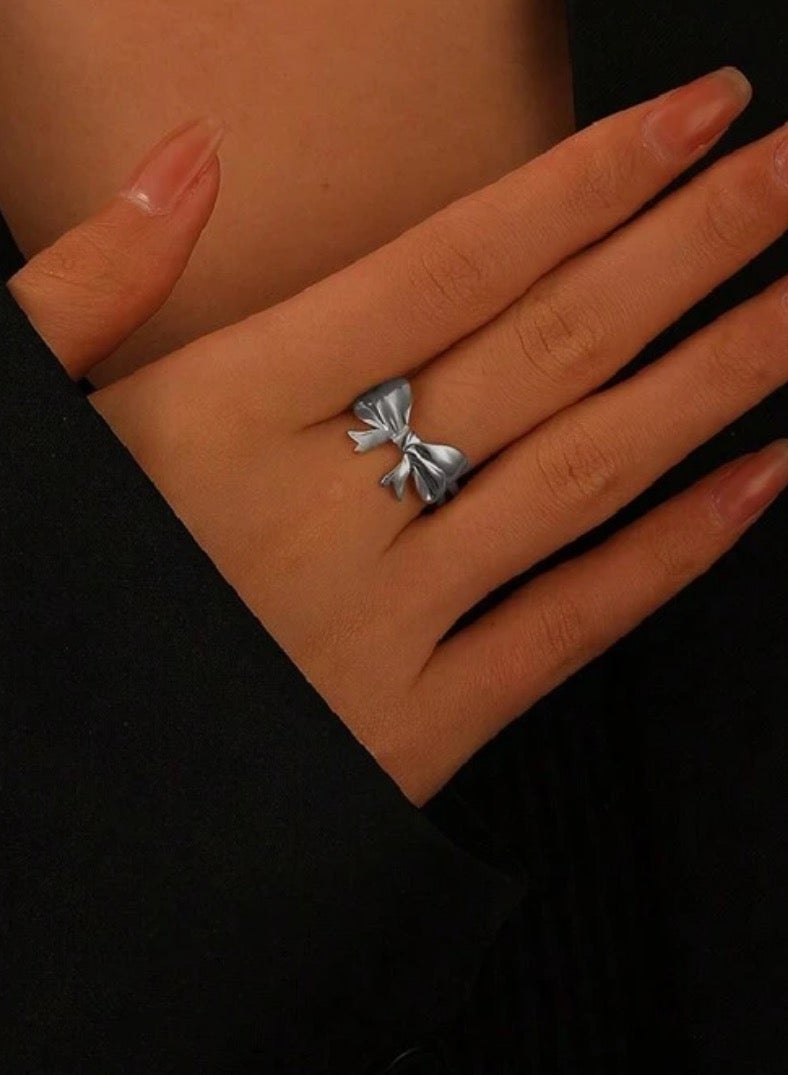 إيكوال خاتم نسائي من الاستانلس ستيل باللون الفضي انيق وعصري بمقاس موحد - Image 1