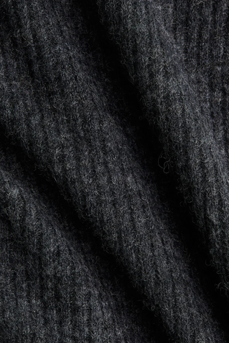 اتش اند ام كنزة مكشوفة الأكتاف