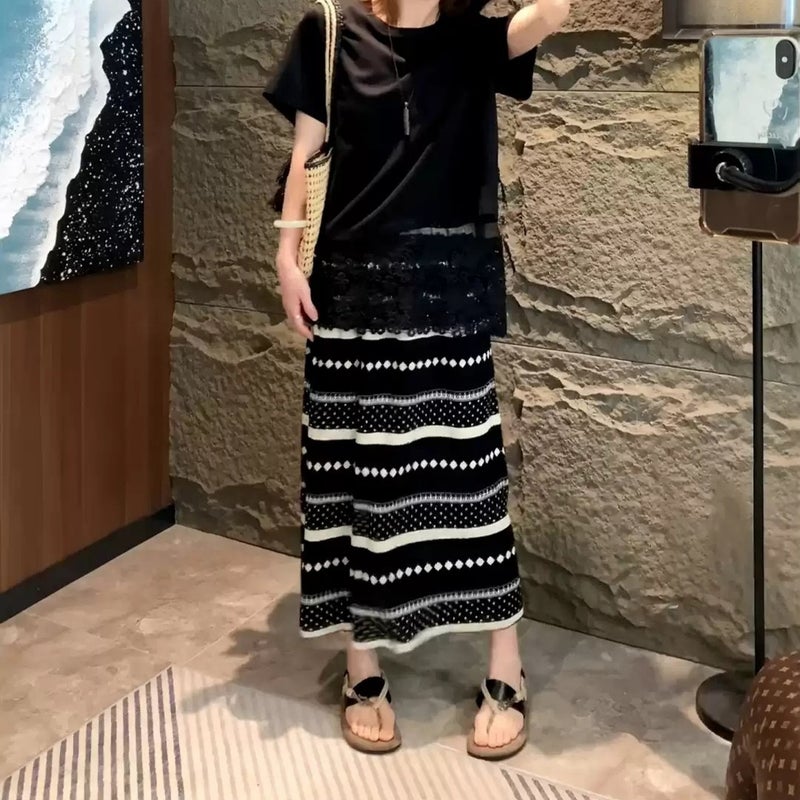 تنورة نسائية بخطوط هندسية سوداء بقصة A - Image 4