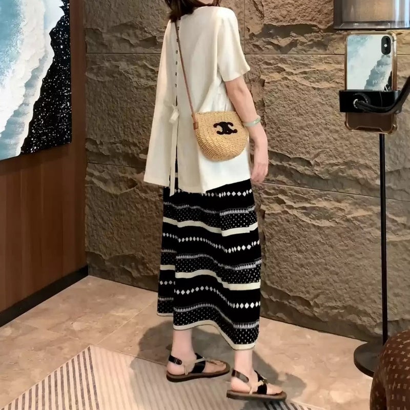 تنورة نسائية بخطوط هندسية سوداء بقصة A - Image 3