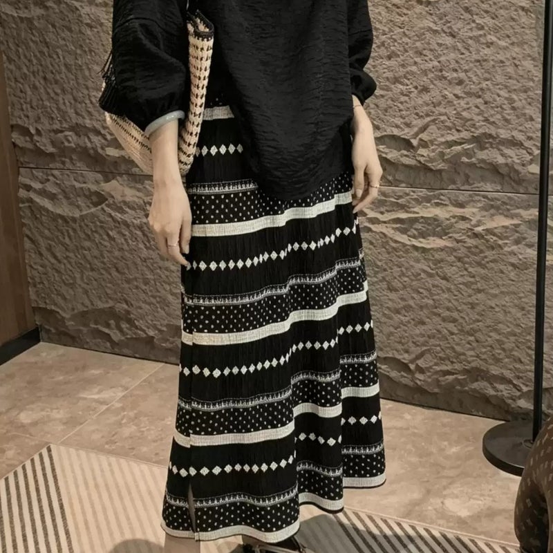 تنورة نسائية بخطوط هندسية سوداء بقصة A - Image 1