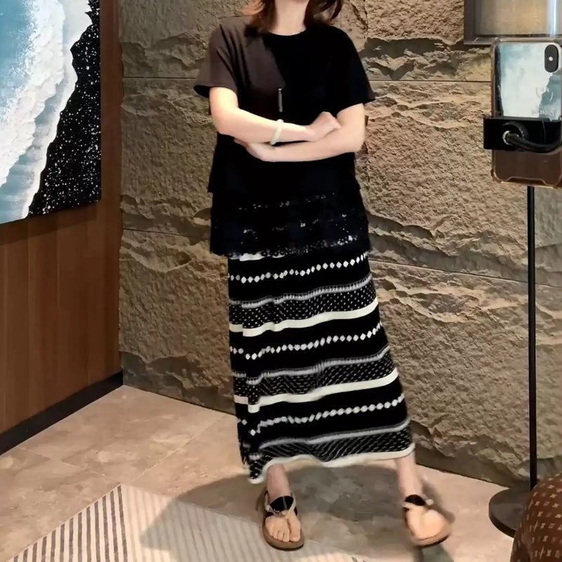 تنورة نسائية بخطوط هندسية سوداء بقصة A - Image 2