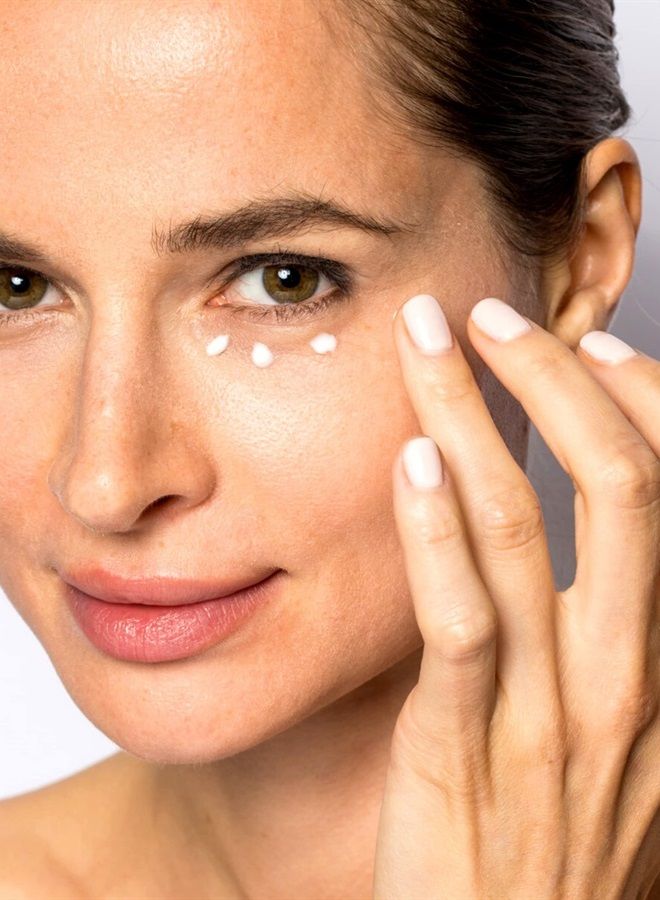 iS CLINICAL كريم تحت العين المعقد للشباب، مضاد للشيخوخة ومشرق، يقلل من الانتفاخ، كريم مرطب ومشدود للعين - Image 3