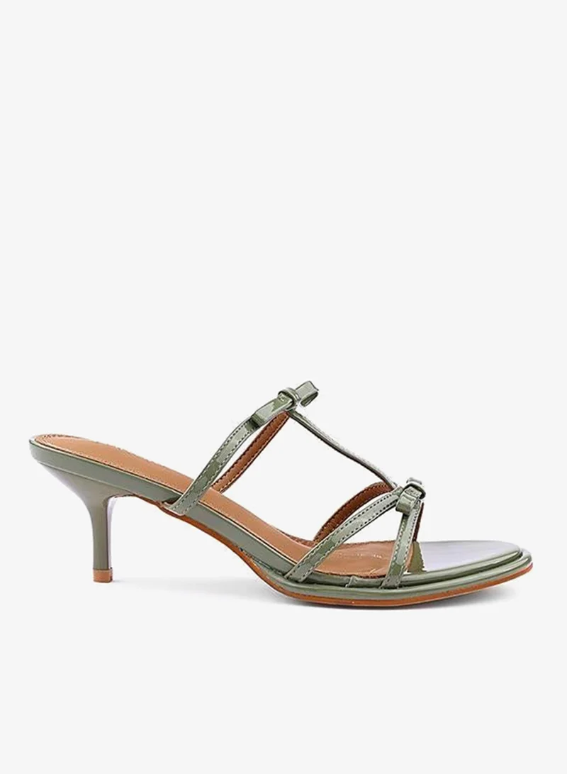 أيقون صنادل نسائية بكعب وحزام متقاطع