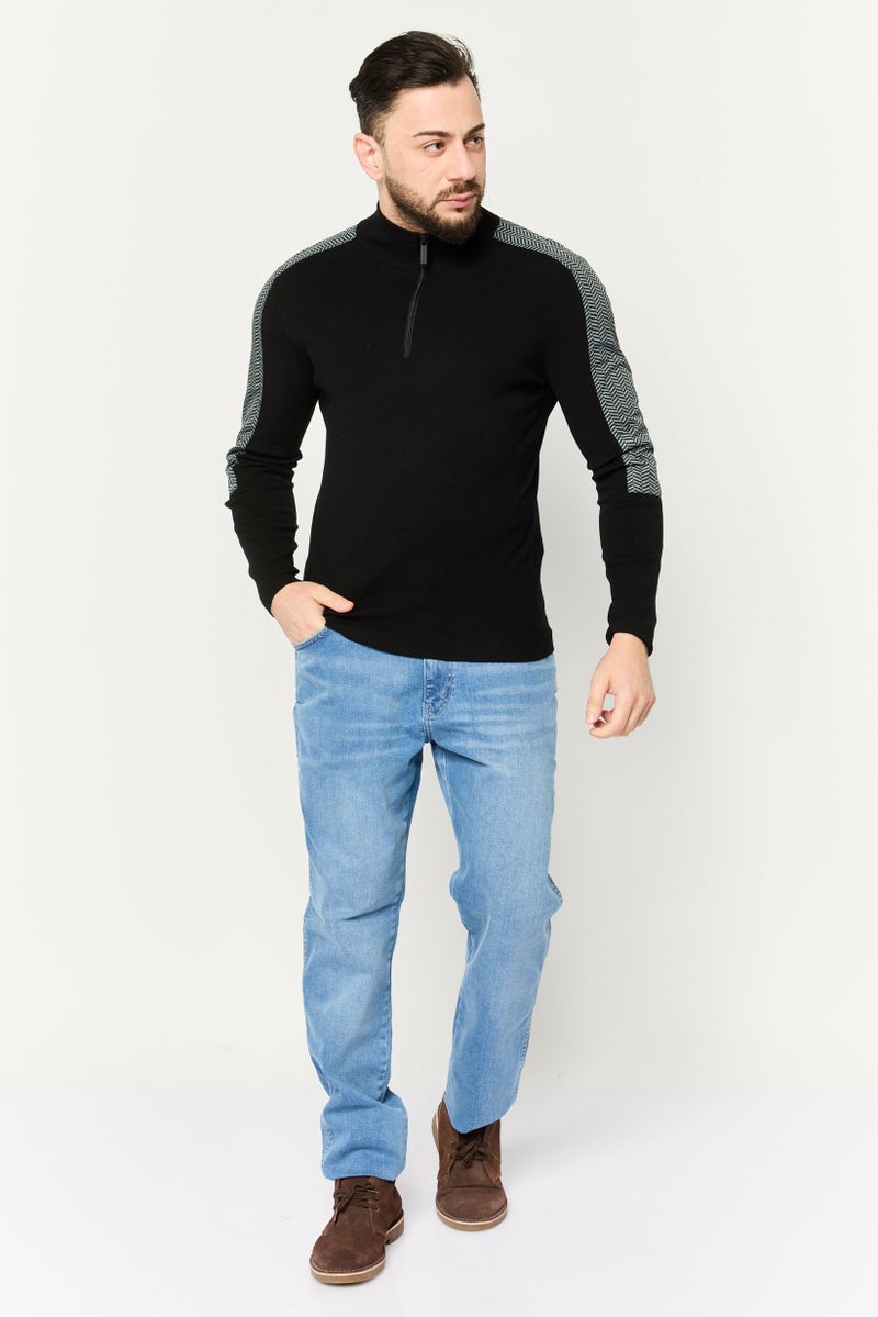 PERRY ELLIS سويت شيرت رجالي بياقة مزيفة بتفاصيل شيفرون بسحاب ربع، أسود - Image 2