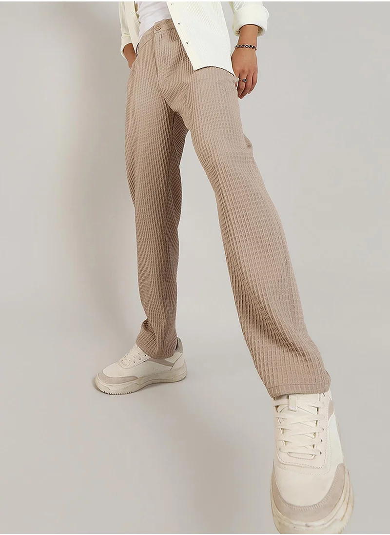 كامبوس سوترا Campus Sutra Men's Beige Textured Graph Check Trousers For Casual Wear | Tailored Fit | Mid-Rise | Button Closure | Trousers Crafted With Comfort Fit For Everyday Wear