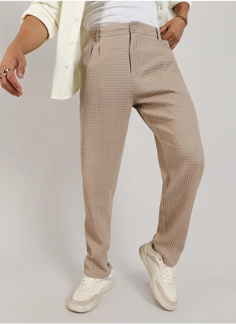 كامبوس سوترا Campus Sutra Men's Beige Textured Graph Check Trousers For Casual Wear | Tailored Fit | Mid-Rise | Button Closure | Trousers Crafted With Comfort Fit For Everyday Wear