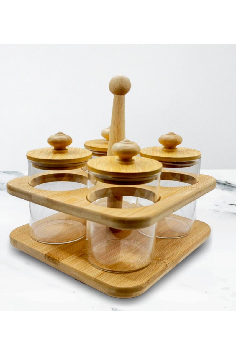 ايرس 4 برطمانات زجاجية مع رف خشبي دوار - حاويات لتخزين التوابل والبقوليات والمكسرات والفواكه المجففة - حامل من الخيزران بأغطية خشبية محكمة الإغلاق لتخزين منضدة المطبخ وغرفة الطعام والمخزن - Image 1