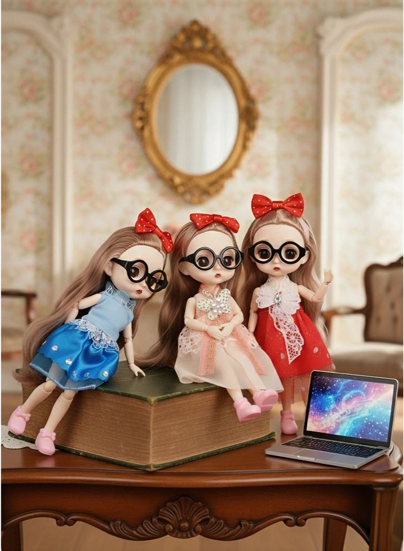 طقم 3 عرائس أطفال بمفصلات متحركة في الأقدام والذراعين والكوع وجميع أطراف الجسم، حركة سلسة تسمح بتغيير الوضعيات بسهولة، مناسبة للعب الجماعي وتنمية الخيال والتمثيل القصصي، يمكن استخدامها كديكور أنيق على الرفوف والمكاتب، تصميم راقي وتفاصيل دقيقة تجعلها اختيار مثالي كهدية مميزة للبنات. - Image 2