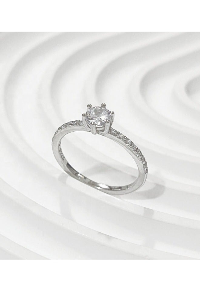 روماد خاتم أنيق مطلي بالذهب الأبيض مرصع بفص ألماسي لامع في الوسط مع أحجار زركون جانبية تضفي لمسة فاخرة - Image 1