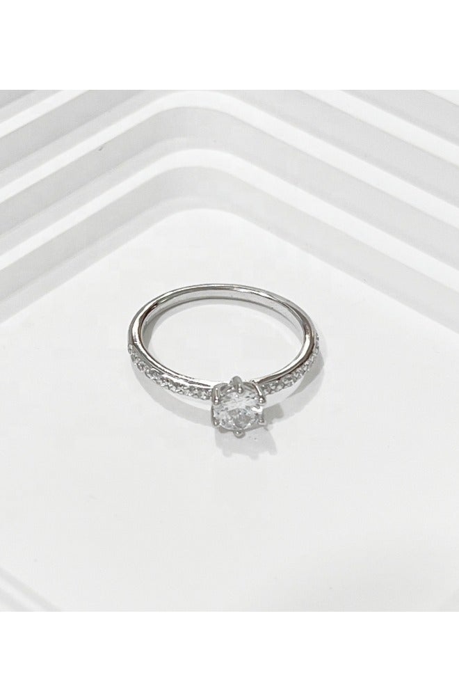 روماد خاتم أنيق مطلي بالذهب الأبيض مرصع بفص ألماسي لامع في الوسط مع أحجار زركون جانبية تضفي لمسة فاخرة - Image 2