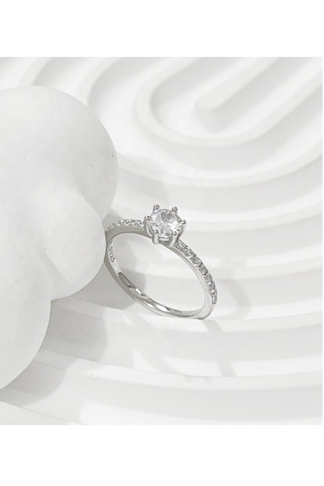 روماد خاتم أنيق مطلي بالذهب الأبيض مرصع بفص ألماسي لامع في الوسط مع أحجار زركون جانبية تضفي لمسة فاخرة - Image 3