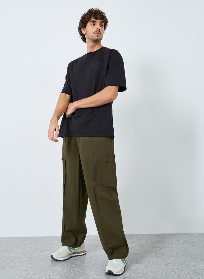 ستايلي بنطال كارجو بقصة مريحة وجيوب متعددة - Image 2