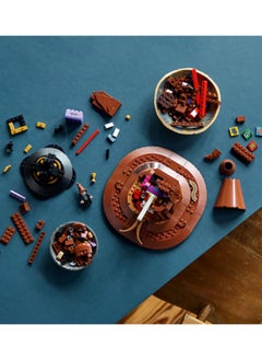 LEGO 76429 قبعة فرز هارى بوتر المتكلمة، 31 صوت عشوائى، فكرة هدية منازل هوغوورتس للكبار، نموذج عرض قابل للبناء مستوحى من الفيلم، هدية ممتعة لأم أو أب أو أى معجب (561 قطعة)  - Image 4