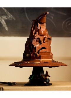 LEGO 76429 قبعة فرز هارى بوتر المتكلمة، 31 صوت عشوائى، فكرة هدية منازل هوغوورتس للكبار، نموذج عرض قابل للبناء مستوحى من الفيلم، هدية ممتعة لأم أو أب أو أى معجب (561 قطعة)  - Image 5