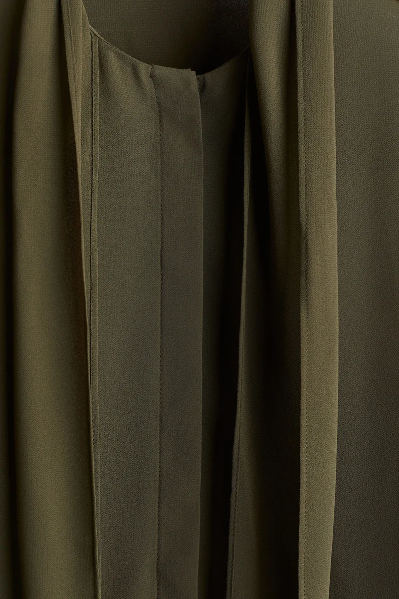 اتش اند ام بلوزة من الشيفون برباط على الرقبة