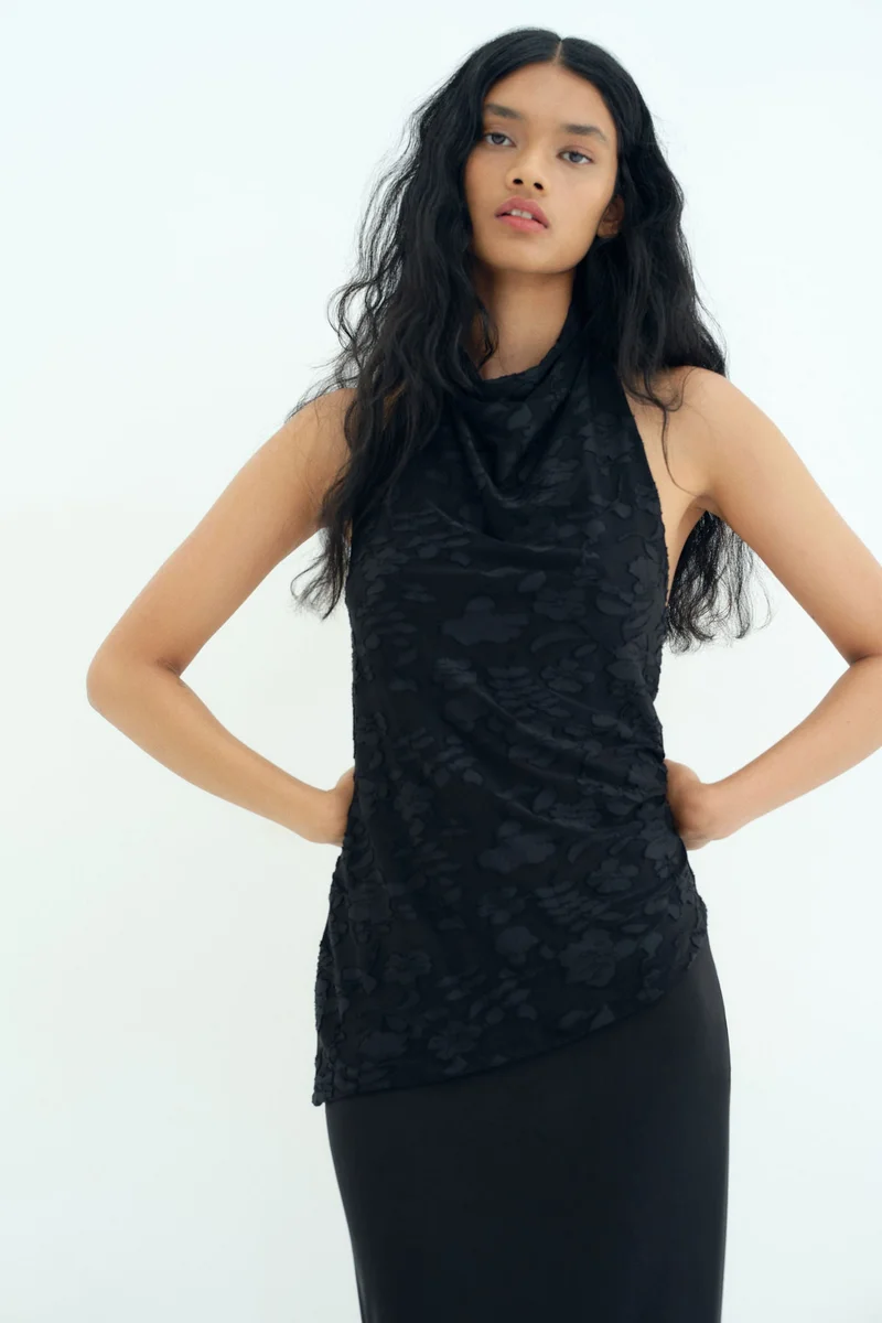 اتش اند ام بلوزة بتصميم شرائط حول الرقبة