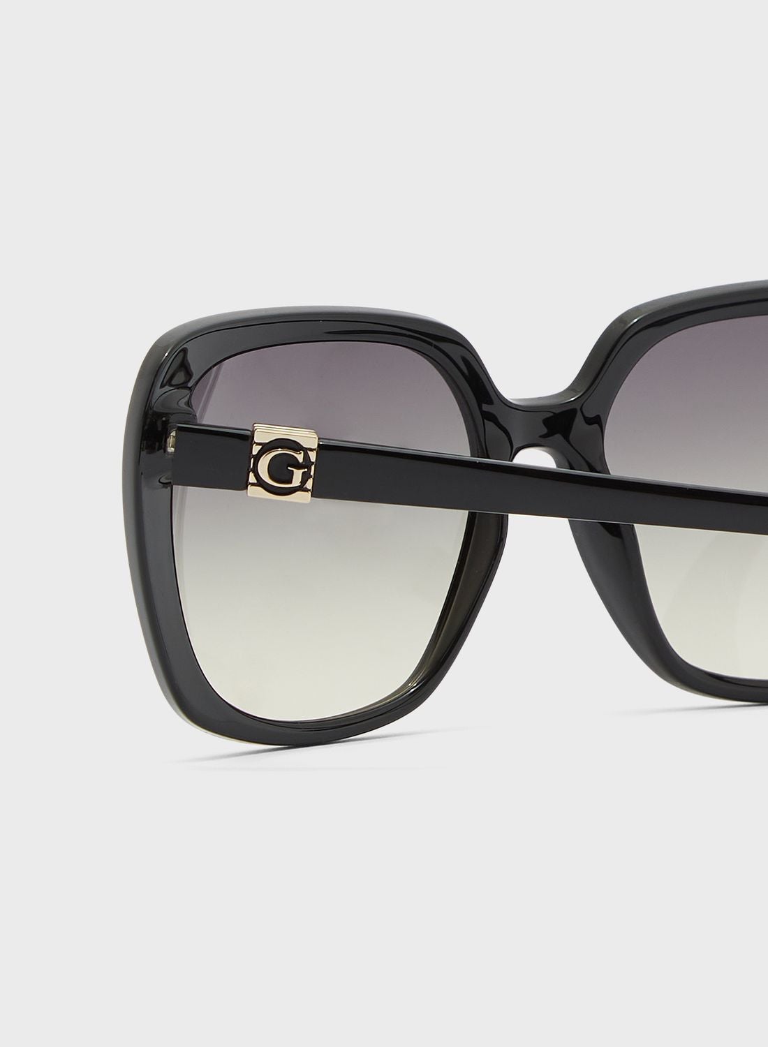 نظارة شمسية كبيرة