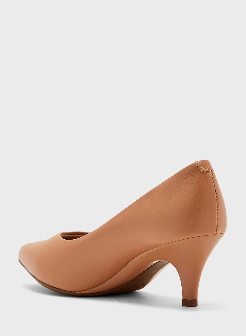 Beira Rio Leighton Pointed Toe Mid Heel Pumps