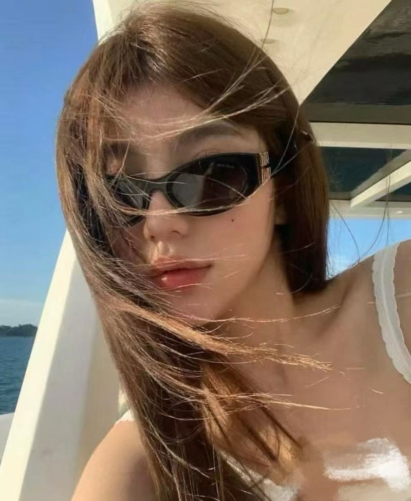 Miumoon نظارات شمسية رياضية فاخرة بيضاوية الشكل للنساء من ميوميو المصنوعة في إيطاليا. - Image 3