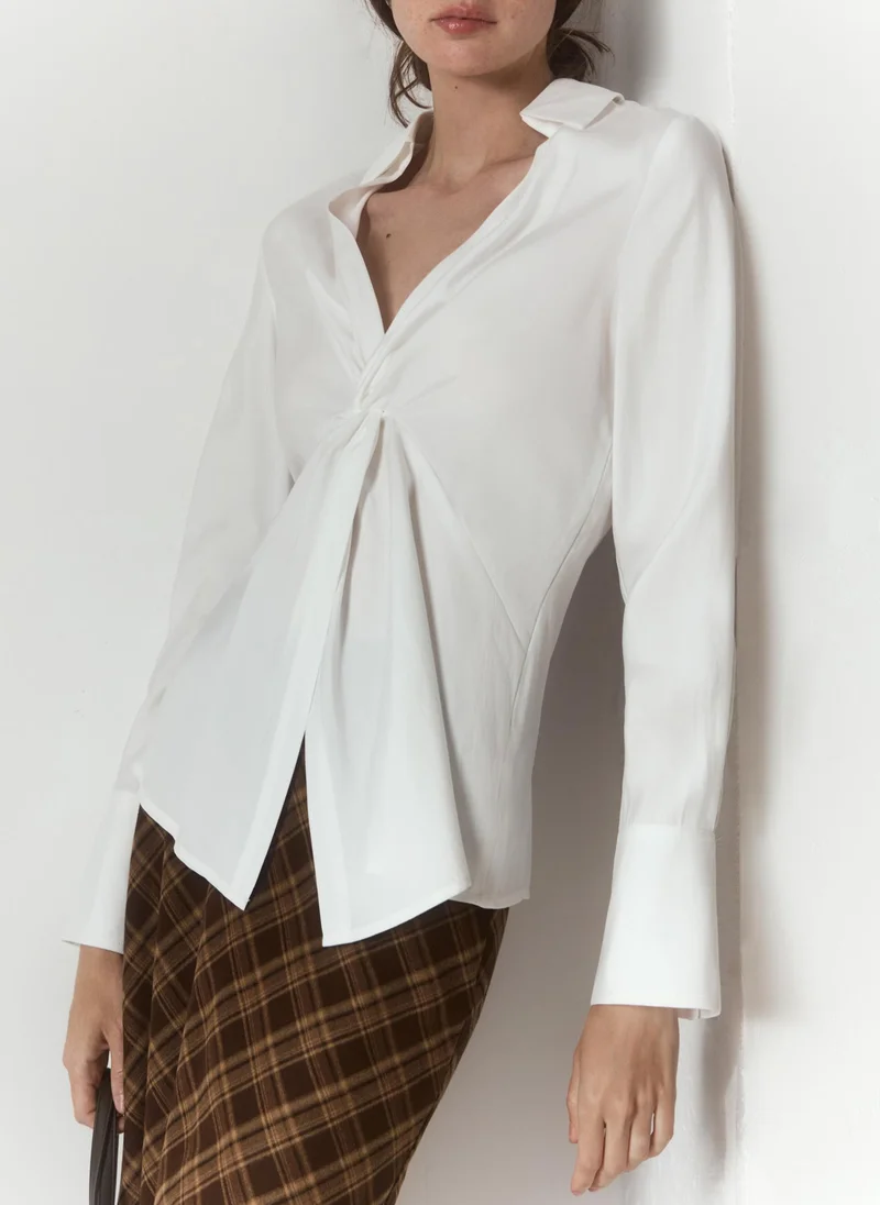 Monochrome shirt with draping at the waist