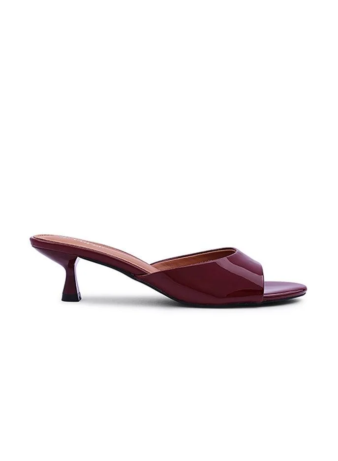 Cuple Elegant heel slippers designed for a chic look.