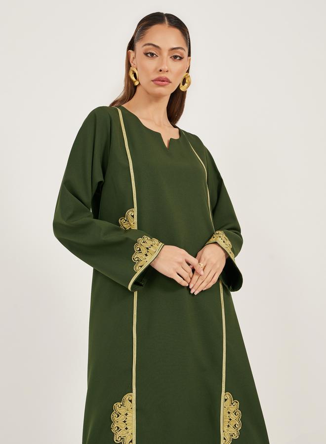 ستايلي جلابية - بياقة مشقوقة وتفاصيل دانتيل - Image 3