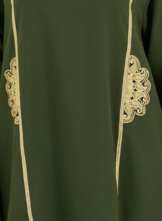 ستايلي جلابية - بياقة مشقوقة وتفاصيل دانتيل - Image 4