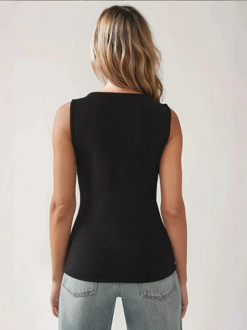 هيكاب بلوزة ضيقة بياقة دائرية بتفاصيل أزرار