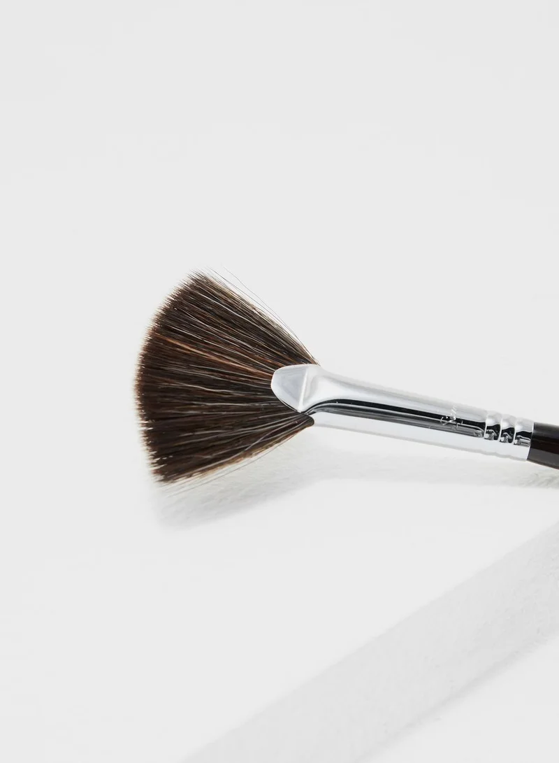 Sigma Beauty Strobing Fan Brush
