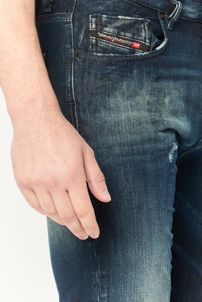 DIESEL جينز د-ستركت للرجال بتصميم ضيق وقابل للتمدد، لون كحلي - Image 2