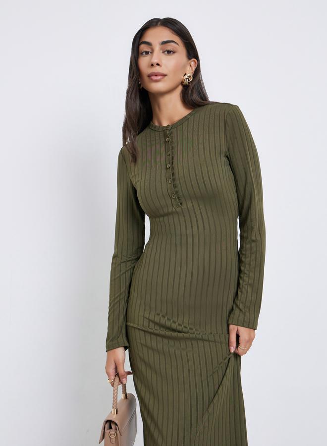 ستايلي فستان طويل محبوك بتفاصيل مُضلعة مع شريط أزرار - Image 1