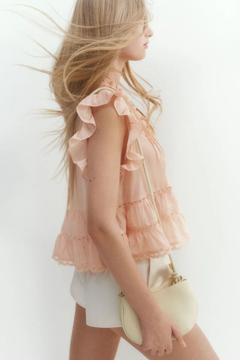 اتش اند ام بلوزة بطيّات ودرزات طولية