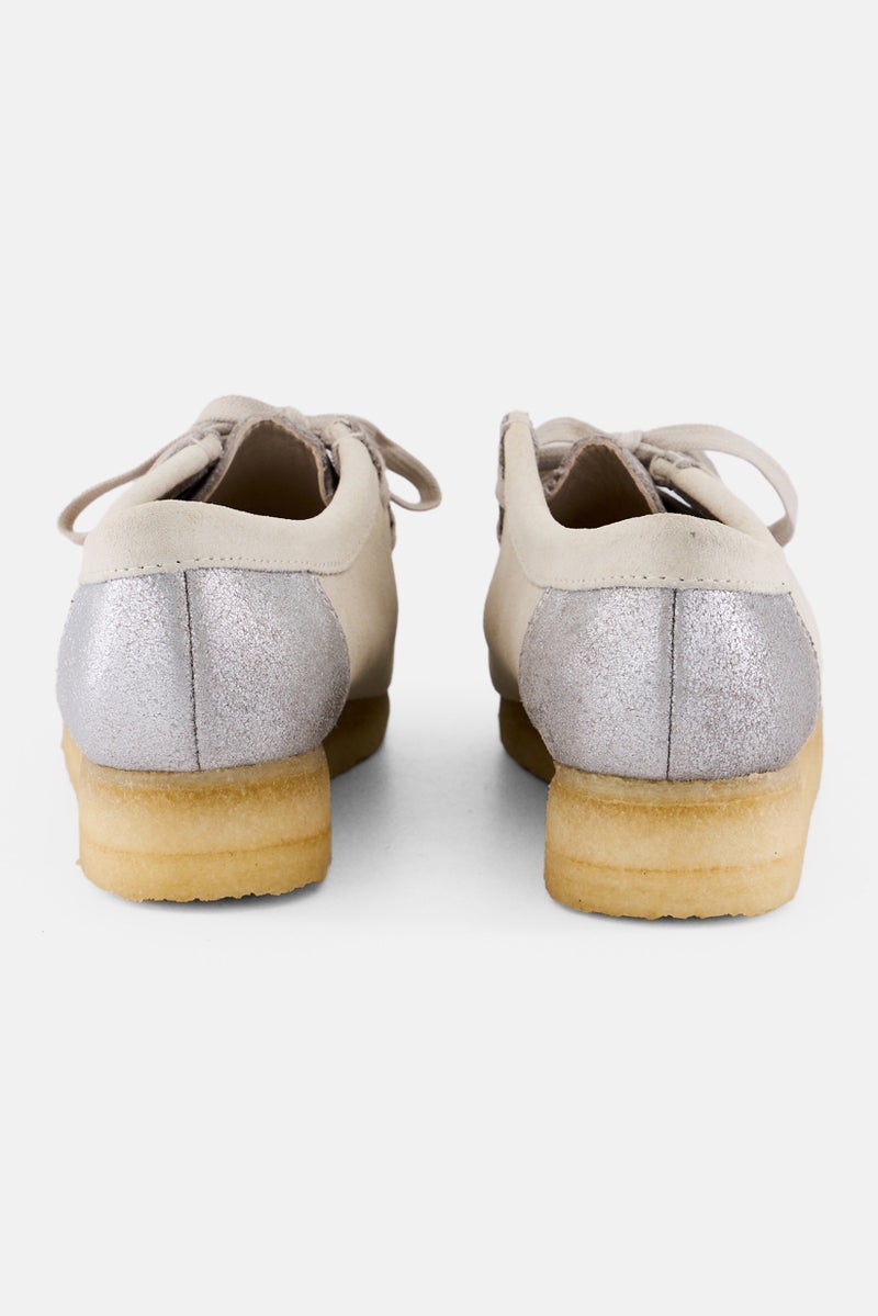 clarks أحذية كاجوال نسائية مزينة بالدانتيل، بيج - Image 2