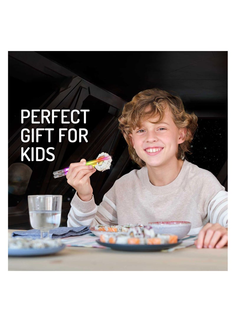 SYOSI عصي السوشي مضاءة بمصابيح LED | عيدان سوشي قابلة لإعادة الاستخدام تتلألأ بطابع حرب النجوم للبالغين والأطفال | هدية ممتعة وعصرية بأضواء حمراء وزرقاء ساطعة (2 زوج) - Image 2