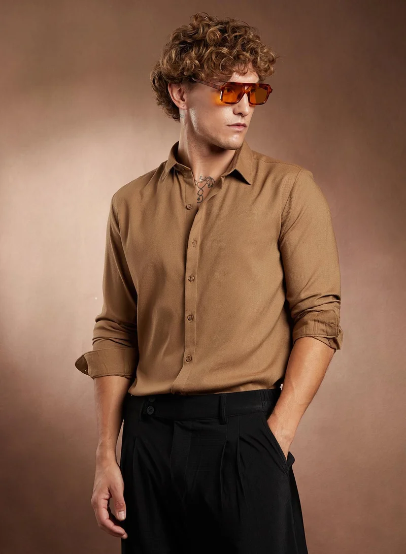 Campus Sutra Campus Sutra Men's Mocha Brown Solid Waffle-Weave Shirt For Casual Wear | Spread Collar | Long Cuffed Sleeves | Button Closure | Shirt Crafted With Comfort Fit For Everyday Wear