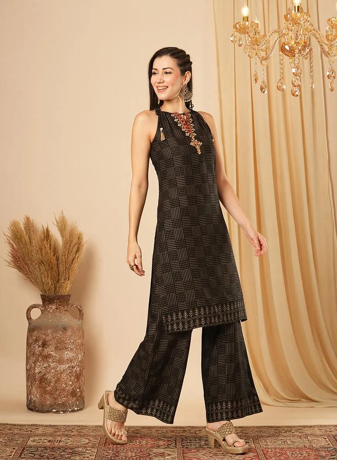 جلو باص طقم كورتا احتفالية مستقيمة بياقة هولتر وفتحة أمامية مطرزة مع بنطال واسع