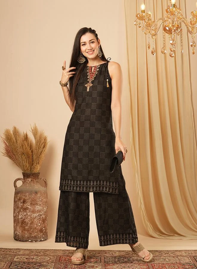 جلو باص طقم كورتا احتفالية مستقيمة بياقة هولتر وفتحة أمامية مطرزة مع بنطال واسع