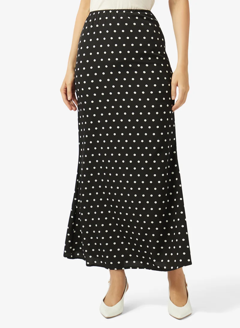 ايلا تنورة منقطة