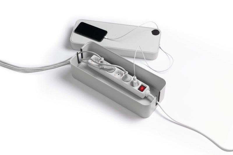 ديورابل صندوق منظم الأسلاك CAVOLINE® BOX L | صندوق منظم الأسلاك الكهربائية لشريط طاقة بخمسة مقابس، فتحات تهوية مطاطية، فتحة دائرية للشحن في الغطاء، أقدام مطاطية مانعة للانزلاق، بلاستيك مقاوم للاشتعال، 406×139×156 مم — ديوريبل - Image 3