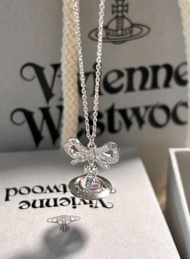 فيفيان ويستوود قلادة زحل ثلاثية الأبعاد مع خرز زجاجي وردي - Image 1