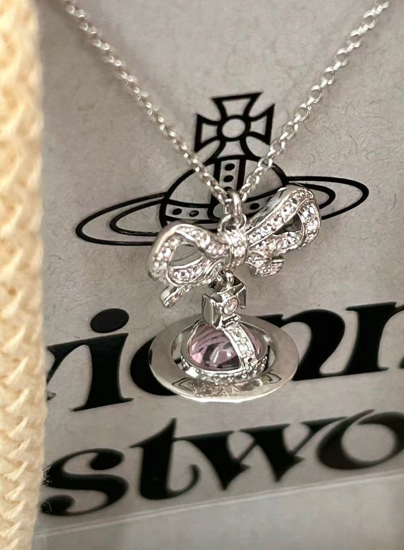 فيفيان ويستوود قلادة زحل ثلاثية الأبعاد مع خرز زجاجي وردي - Image 4