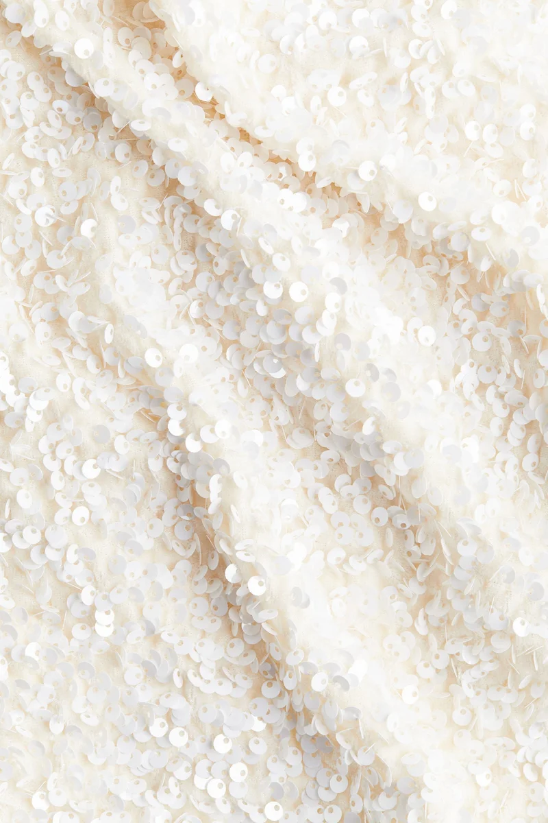 اتش اند ام بلوزة بدون شرائط كتف مزيّنة بالترتر