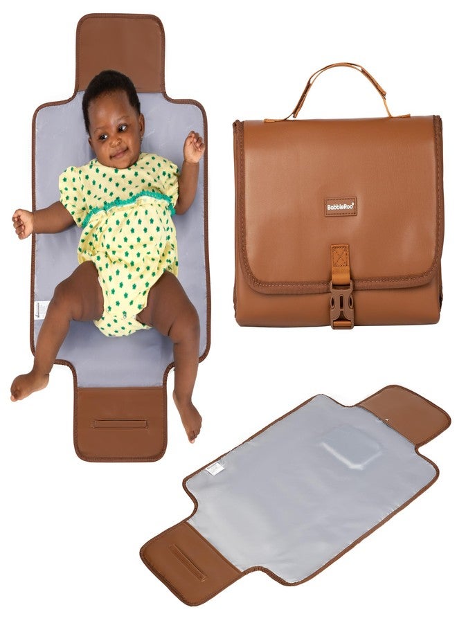 بابل رو وسادة تغيير حفاضات الأطفال من BabbleRoo - وسادة تغيير حفاضات مريحة محمولة، صغيرة الحجم، تناسب أي حقيبة حفاضات - خفيفة الوزن وناعمة بتصميمات لطيفة، وجيوب مريحة، ودعم إضافي للرأس - بني - Image 1